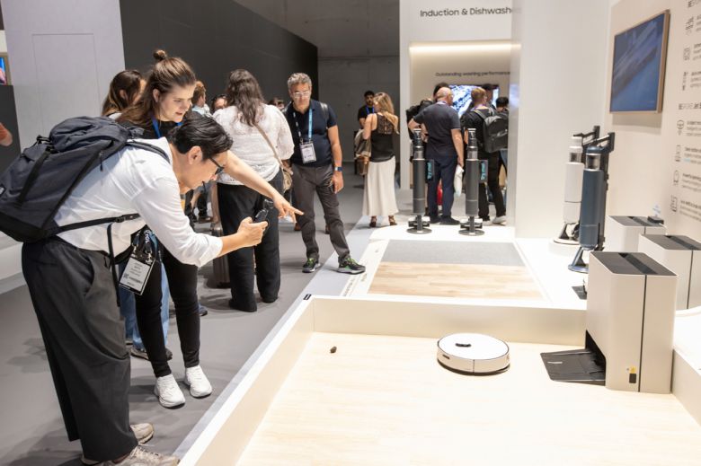 독일 베를린에서 열린 IFA 2024 삼성전자 전시관에서 관람객들이 비스포크 AI 스팀 로봇청소기 시연을 보고 있다. [삼성전자 제공]