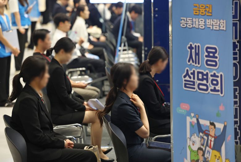 ▶인재 ‘블랙홀’ 인뱅 3사가 바라는 모습은=대학교 재학생 및 취업준비생, 이직을 고려하는 이들에 방향성을 제시하는 ‘취업 토크콘서트’도 준비돼 있다. 금융권 취업준비생들 사이에서 ‘꿈의 직장’으로 불리는 카카오뱅크, 케이뱅크, 토스뱅크 등 인터넷은행 3사가 10일 2일 오후 2시 30분부터 이들의 취뽀(취업 뽀개기)를 돕기 위해 나선다. 해당 프로그램에서는 인터넷은행 3사 인사팀이 직접 면접 준비에 필요한 다양한 정보를 제공한다. 평가 기준, 좋은 인상을 남기는 방법 등 ‘꿀팁’은 덤이다.