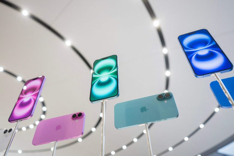 9일(현지 시간) 미국 캘리포니아주 쿠퍼티노에 위치한 애플파크 스티브 잡스 시어터에 전시된 아이폰 16의 모습.[AFP]