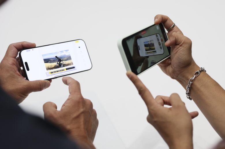 9일(현지 시간) 미국 캘리포니아주 쿠퍼티노에 위치한 애플파크 스티브 잡스 시어터에 전시된 아이폰 16을 사람들이 체험하고 있다.[AP]