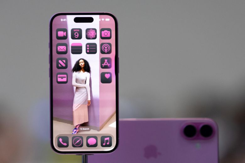 9일(현지 시간) 미국 캘리포니아주 쿠퍼티노에 위치한 애플파크 스티브 잡스 시어터에 전시된 아이폰 16의 모습.[로이터]