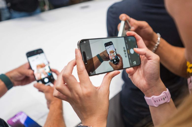 9일(현지 시간) 미국 캘리포니아주 쿠퍼티노에 위치한 애플파크 스티브 잡스 시어터에 전시된 아이폰 16을 사람들이 체험하고 있다.[AFP]