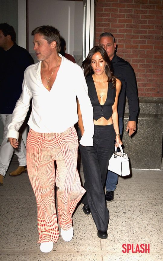 브래드 피트가 30살이나 어린 여자친구 이네스 드 라몬과 데이트를 하는 모습이 포착됐다.