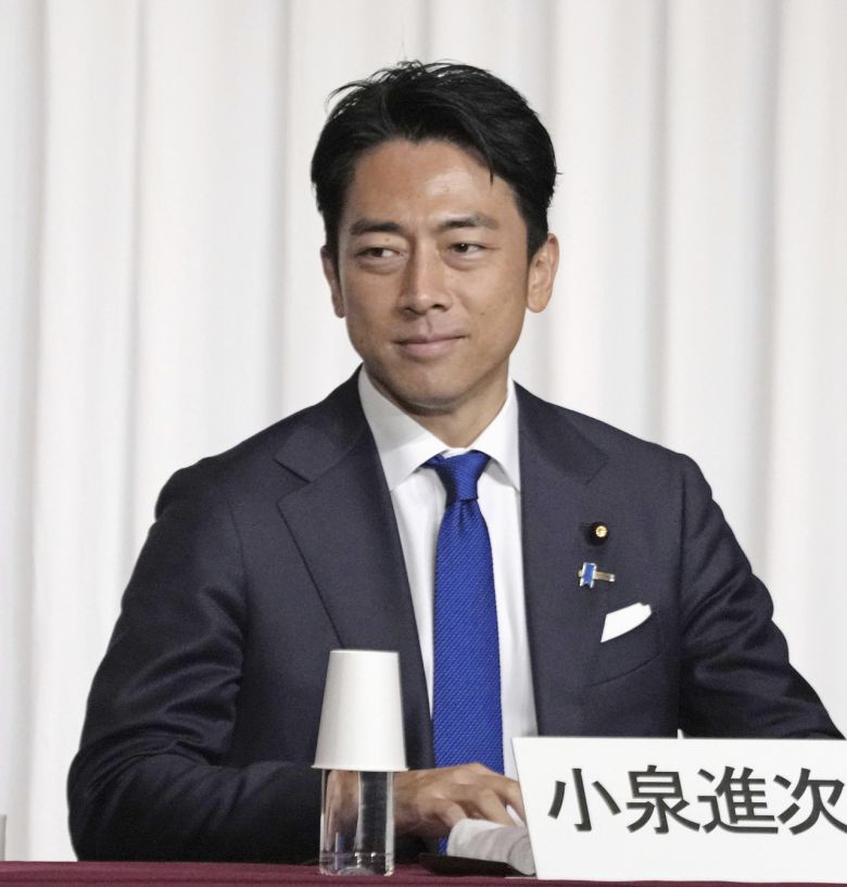 자민당 총재로 유력한 고이즈미 신지로 전 환경상이 12일 일본 도쿄 자민당 당사에서 다른 후보들과의 합동 연설 세션에 참석하고 있다. [AP]