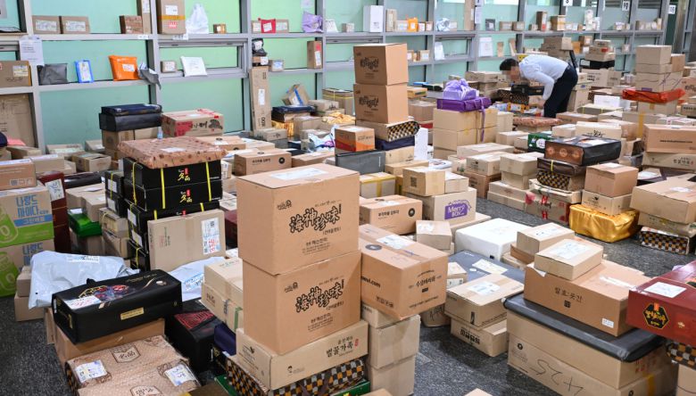 추석 연휴를 앞둔 9일 오전 서울 여의도 국회 의원회관 입구 로비에 추석 선물 택배 상자가 가득 쌓여 있다. [사진=이상섭 기자/babtong@]