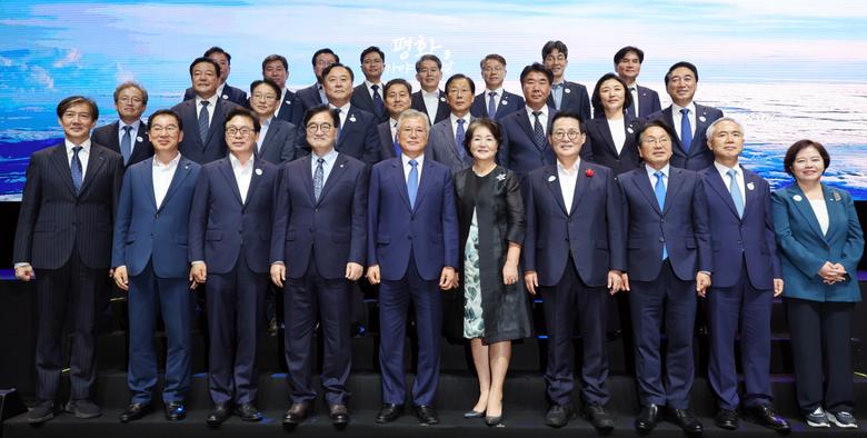 19일 오후 광주 서구 김대중컨벤션센터 다목적홀에서 열린 '9·19 평양공동선언 6주년 기념식'에서 참석자들이 기념사진을 찍고 있다. [연합]