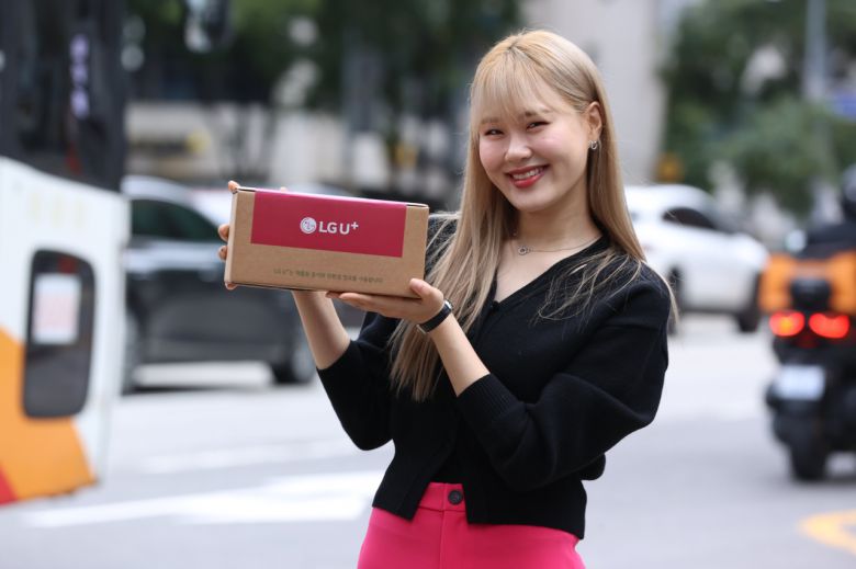 방송인 엄지윤이 20일 국내 출시된 아이폰16 프로를 소개하고 있다. [LG유플러스 제공]