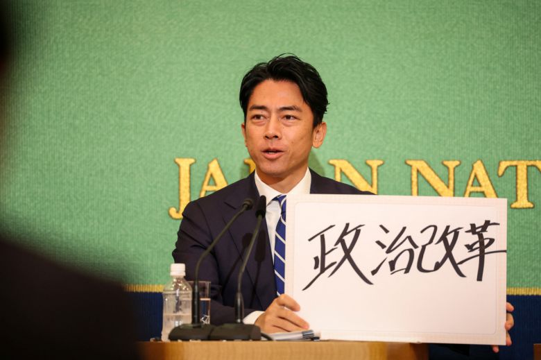 지난 14일 일본 자민당 총재 후보로 나선 고이즈미 신지로 전 환경상이 일본 도쿄 닉슨 키샤 클럽에서 열린 토론회에 참석해 ‘정치개혁’이라고 쓴 푯말을 들고있다. [로이터]