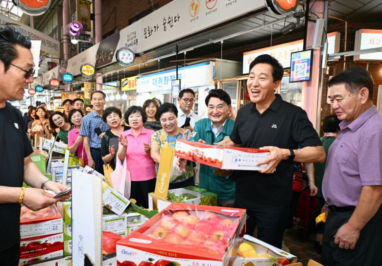 오세훈 서울시장이 추석 명절을 앞두고 도봉구의 한 전통시장에서 물건을 구매하고 있다.[연합]