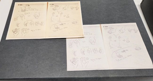허영만 작가는 만화 그리기 이전에 사전 취재의 중요성을 강조하고 있다. 사진은 도박꾼들이 속고 속이는 손 기술을 자세히 관찰해 그린 노트를 바탕으로 '타짜' 작품을 내놨다.(연도미상)