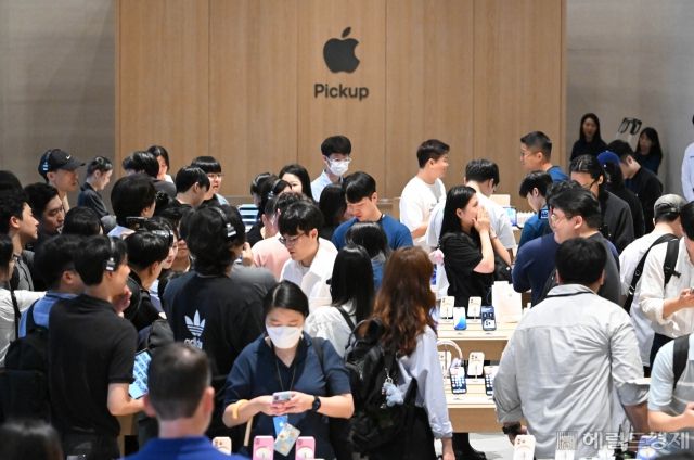아이폰16 공식 출시일인 지난 20일 명동 애플스토어에서 고객들이 제품을 보고 있다. [임세준 기자]