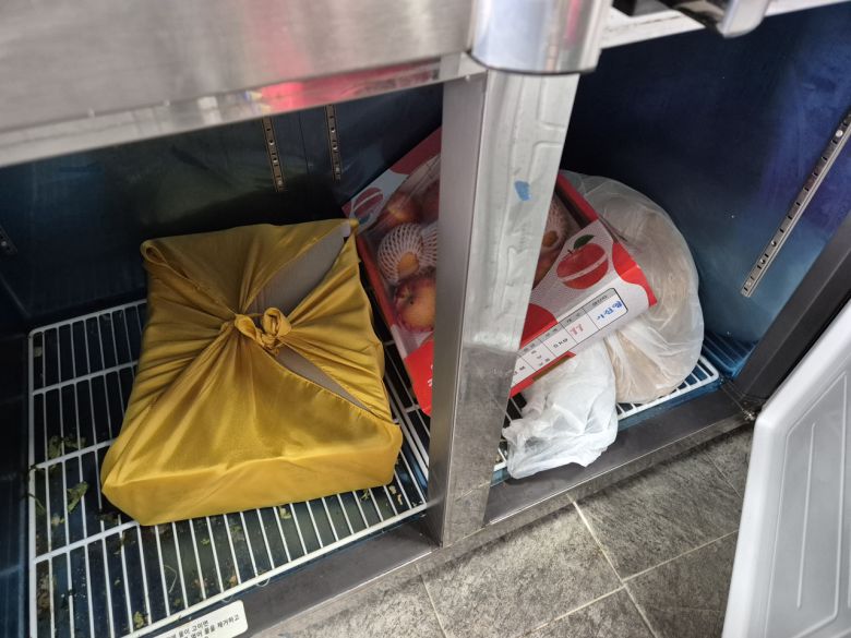 올 추석에는 식자재 지원이 줄어 텅빈 냉장고 칸이 늘었다.[김도윤 기자]