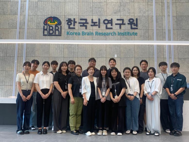 인공지능기반 뇌발달질환 디지털의료기기 실증지원사업단 연구진이 기념촬영을 하고 있다.[한국뇌연구원 제공]