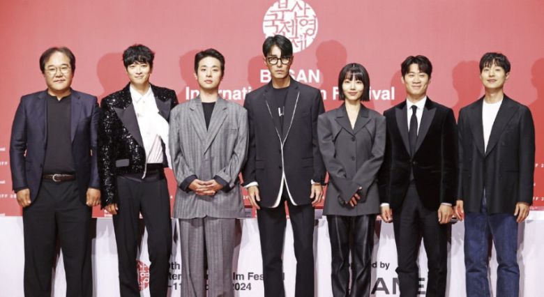 2일 부산 해운대구 신세계백화점 센텀시티점 문화홀에서 열린 제29회 부산국제영화제 개막작인 넷플릭스 영화 ‘전,란’ 기자간담회에서 김상만 감독(왼쪽부터)과 배우 강동원, 박정민, 차승원, 김신록, 진선규, 장성일이 기념 촬영을 하고 있다. [연합]