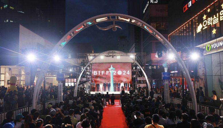 1일 오후 부산 중구 비프광장 특설무대에서 열린 제29회 부산국제영화제(BIFF) 전야제에서 경관조명 점등식이 진행되고 있다. [연합]