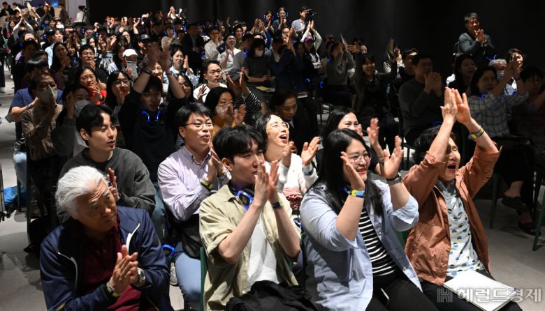 1일 오전 서울 강남구 코엑스 더플라츠에서 열린 '헤럴드 머니 페스타 2024 개막식'에서 참석자들이 박수를 치고 있다. 오는 2일까지 열리는 ‘헤럴드 머니페스타 2024’는 ‘경제적 자유’란 미래를 설계하는 데 유용한 행사로 취업 준비생부터 직장인, 자영업자는 물론, 은퇴 후 행복한 삶을 계획 중인 중년층 등 다양한 계층을 위한 주식·부동산·금융상품·절세·가상자산 등 재테크와 관련한 모든 정보가 총망라된다. 이상섭 기자