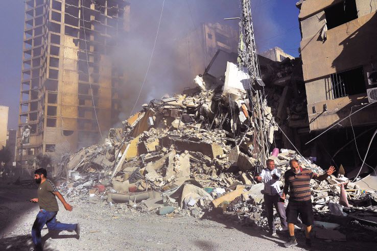 3일(현지시간) 이스라엘군의 공습으로 레바논 수도 베이루트 남부 교외 모와드 지역의 한 건물이 붕괴되자 주민이 급히 대피하고 있다. 이스라엘은 레바논 헤즈볼라와 관련해 이달 초 이란의 미사일 공격을 받은 직후 이란에 대한 보복전을 예고한 상태다. [AFP]