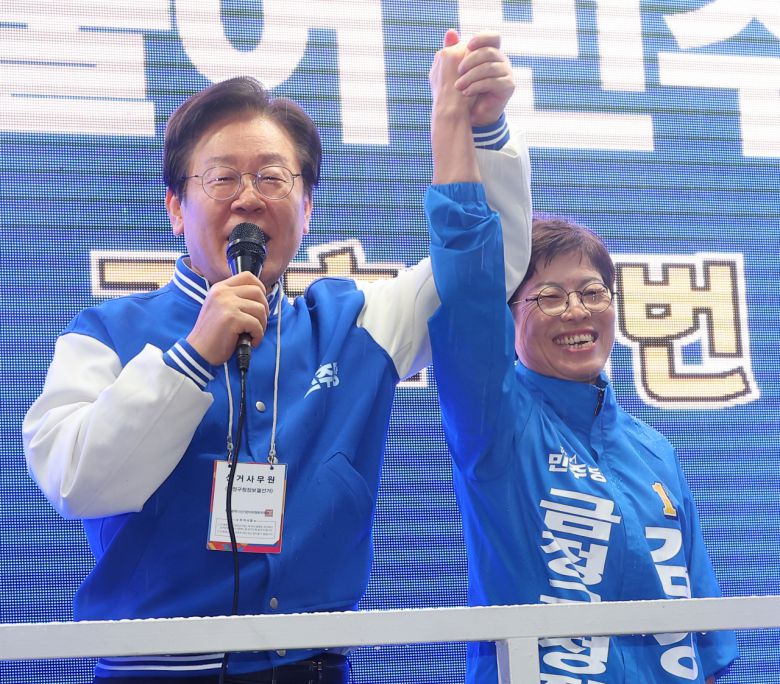 이재명 더불어민주당 대표가 지난 3일 오후 도시철도 부산대역 인근에서 금정구청장 보궐선거에 출마한 김경지 후보 지원 유세를 하고 있다. [연합]