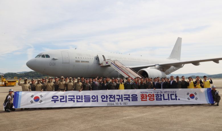 무장단체 헤즈볼라를 상대로 한 이스라엘의 지상작전이 진행 중인 레바논 체류 국민 수송작전을 마친 군과 정부 관계자들이 5일 오후 서울공항에서 기념촬영을 하고 있다. [연합]
