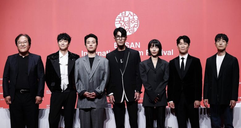 부산국제영화제 화제의 개막작 ‘전, 란’ 주역들. 왼쪽부터 김상만 감독, 강동원, 박정민, 차승원, 김신록, 진선규, 정성일. [연합]