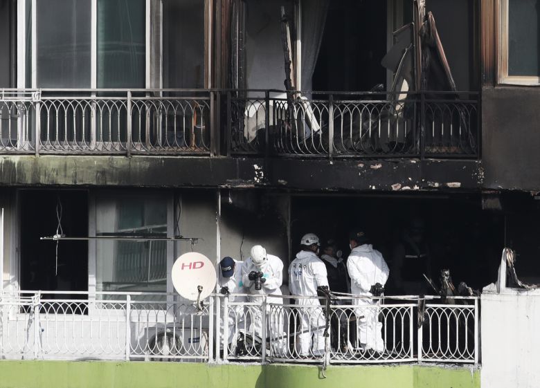 경기도 한 아파트 화재 현장에서 경찰과 경기소방재난본부, 국립과학수사연구원 등 관계자들이 화재 원인을 찾기 위한 합동 감식을 하고 있는 모습. 사진은 기사와 직접적 관련 없음. [연합]
