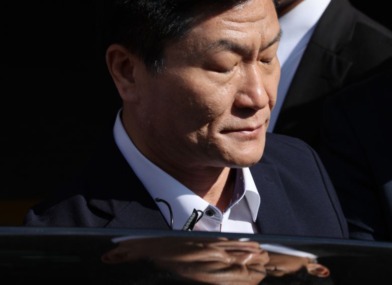 이임재 전 용산경찰서장이 9월 30일 오후 서울 마포구 서울서부지방법원에서 열린 이태원 참사 부실대응 관련 1심 선고에서 금고 3년 형을 선고받은 뒤 청사를 나서고 있다. [연합]