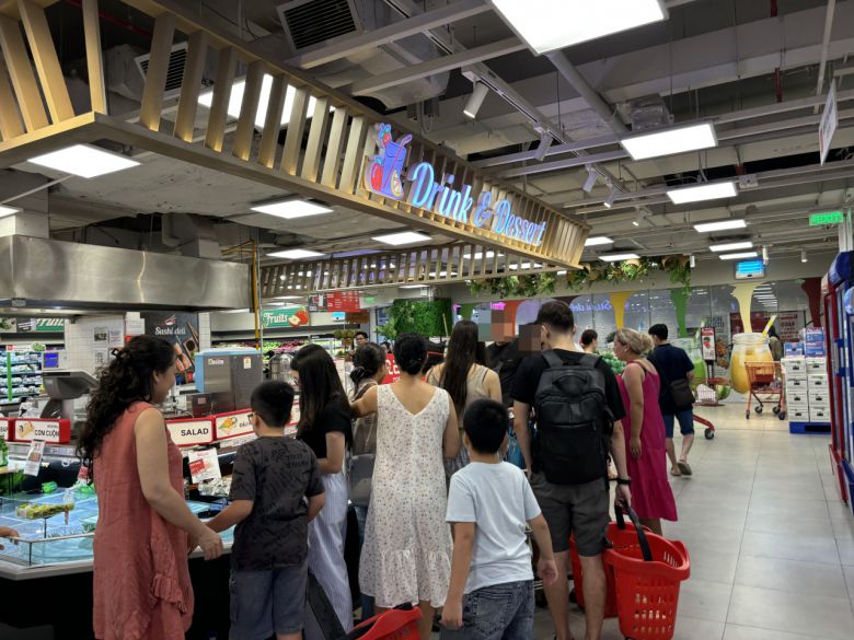 베트남 나트랑 지역에 있는 롯데마트 골드코스트점 델리코너에 김밥 등 즉석조리 식품을 구입하려는 고객들이 대기하고 있다. 김희량 기자