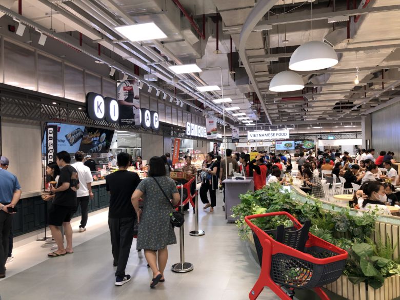 롯데마트 웨스트레이크점에서 운영 중인 요리하다키친에서 고객들이 쇼핑하고 있다. 김밥, 치킨, 베트남식 등 다양한 즉석조리 식품 메뉴들이 판매 중이다. 김희량 기자