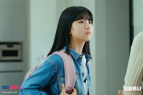 큰 인기를 얻은 '굿파트너'가 방송되자 학교친구들이 "너무 잘보고 있다" "어떻게 나오냐?"라는 반응이 나오면서 연기에 더욱 빠진 듯했다. 유나는 "여러가지 직업을 체험할 수 있어 좋고 다양한 배우들과 호흡을 맞추는 것도 좋은 경험"이라고 했다.