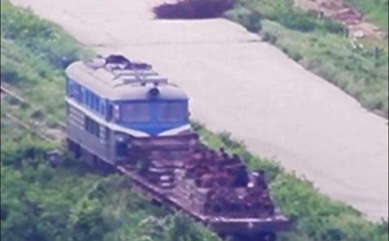 북한이 남북 육로 완전 단절과 요새화 공사에 돌입한 가운데 이미 작년 연말부터 비무장지대(DMZ) 인근에서 활발한 활동을 벌인 모습이 확인됐다. 북한군이 지난 5월 동해선 철도 레일과 침목을 제거하는 모습. [합참 제공]