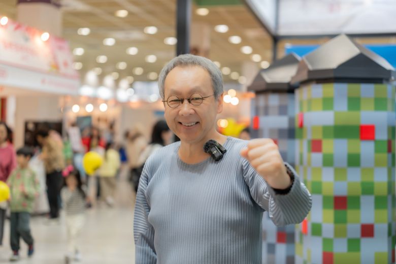 한국에 온 호시노 요시하루(星野佳路) 호시노 리조트 대표가 “한국, 일본 화이팅”을 기대하는 포즈를 취하고 있다.