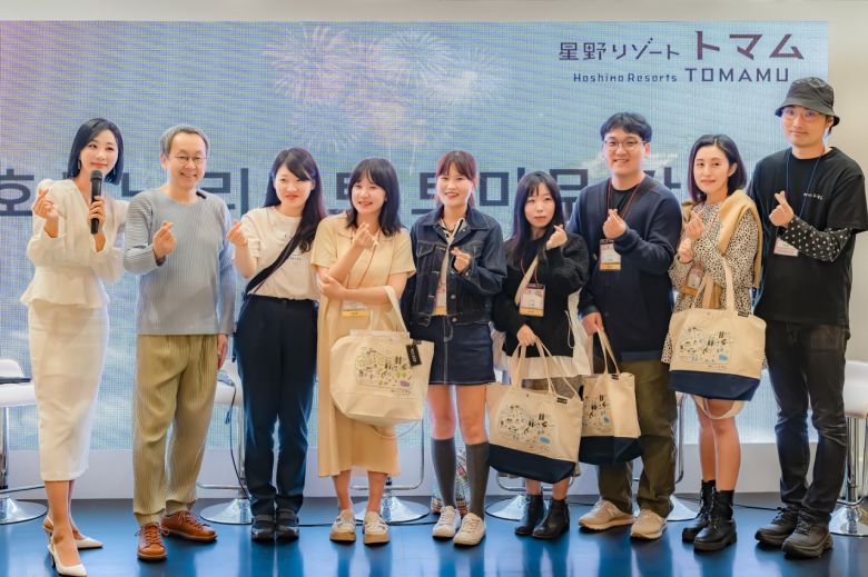 호시노 리조트 토마무 간담회에 참여한 호시노 요시하루(星野佳路) 호시노 리조트 대표(왼쪽에서 두번째)와 한국 인플루언서들이 기념사진 촬영에 임하고 있다. 소탈한 성품의 호시노 대표는 가운데에 서지 않았다.