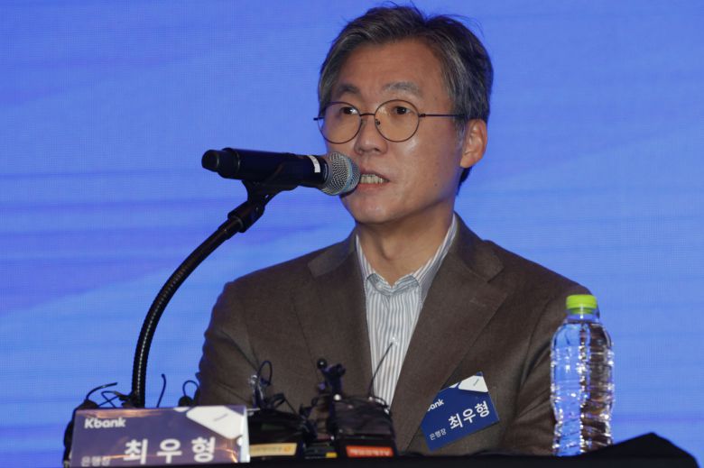 최우형 케이뱅크 은행장이 15일 오전 서울 여의도 콘래드호텔에서 열린 케이뱅크 IPO 기자간담회에서 질의응답을 하고 있다. [연합뉴스]