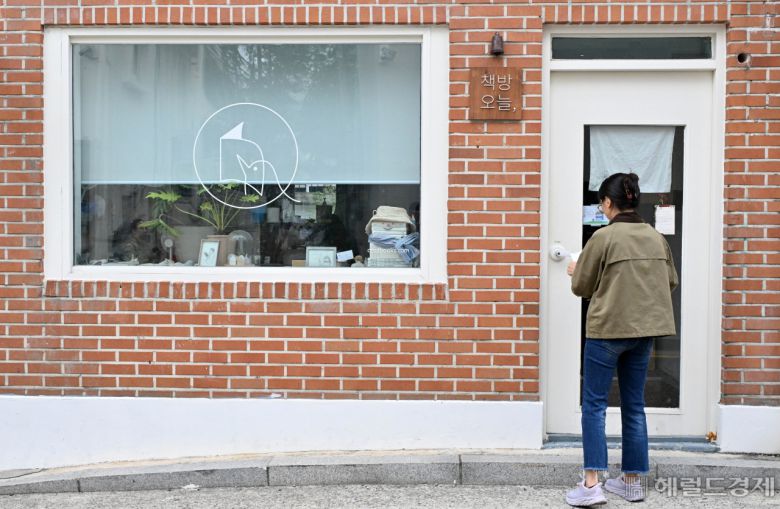 한국인 최초로 노벨 문학상을 수상하게 된 한강 작가가 수상 기념 기자회견을 하지 않겠다고 밝혔다. 14일 오전 서울 종로구 한강 작가의 서점 책방오늘의 문이 굳게 닫혀 있다. [사진=임세준 기자/jun@]