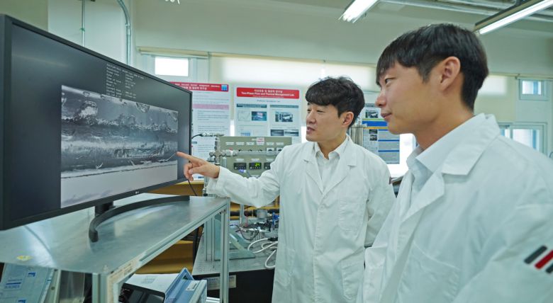 초고속 케이블 냉각기술을 개발한 이승현(왼쪽) GIST 교수 연구팀.[GIST 제공]