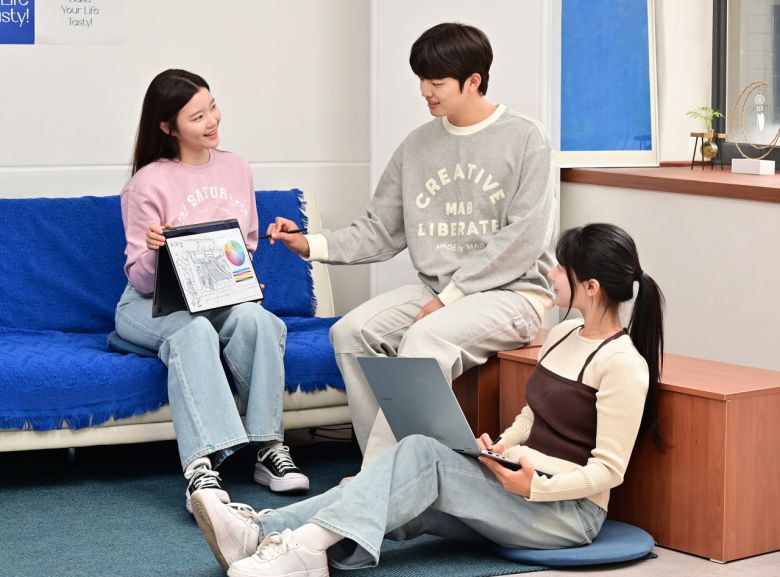 삼성전자 모델이 '갤럭시 북5 Pro 360'을 사용하고 있다. [삼성전자 제공]