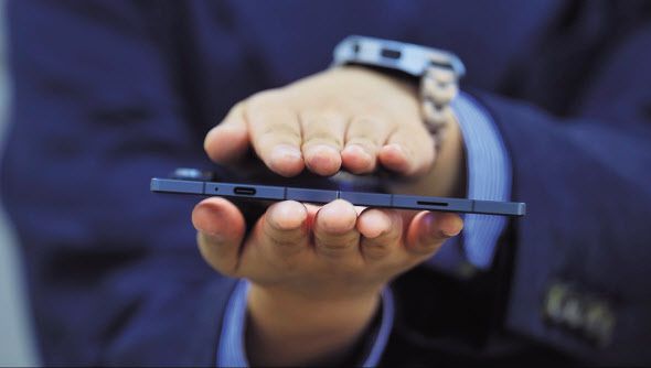 삼성전자 모델이 갤럭시 Z 폴드 스페셜 에디션의 얇은 두께를 보여주고 있다. [삼성전자 제공]