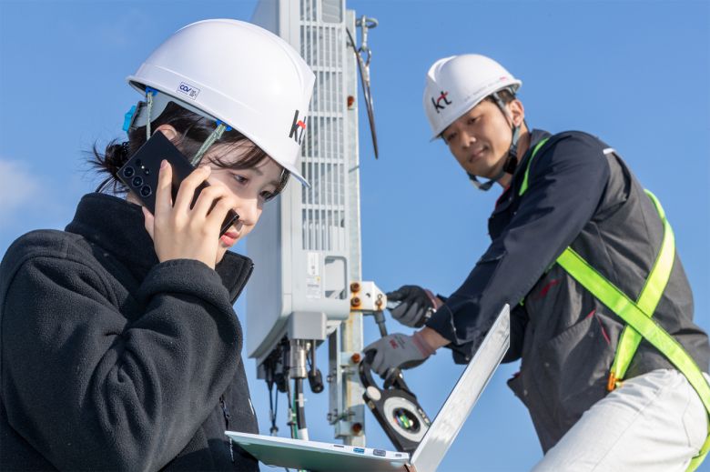 KT 네트워크부문 임직원이 서울 서초구 KT연구개발센터에서 ‘VoNR(Voice over New Radio)’의 성능을 확인하고 있다. [KT 제공]