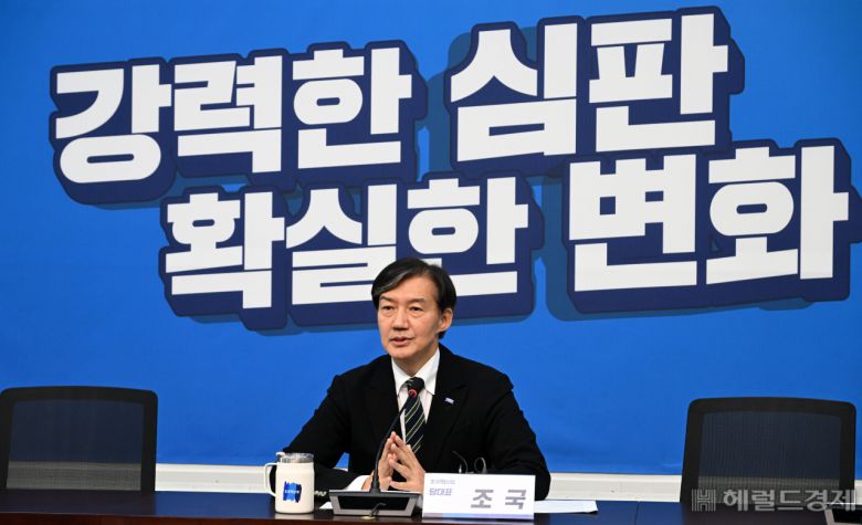 조국 조국혁신당 대표가 28일 오전 서울 여의도 국회에서 취임 100일 기자간담회를 하고 있다. 이상섭 기자