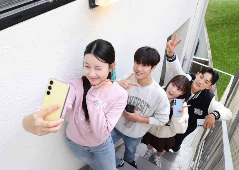 삼성전자 모델들이 '갤럭시 S24 FE'를 사용하고 있다. [삼성전자 제공]