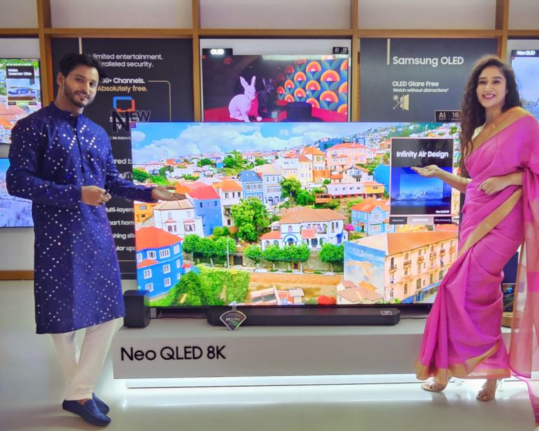 삼성전자가 인도에서 판매 중인 ‘인공지능(AI) TV’ 옆에서 모델들이 포즈를 취하고 있다. [삼성전자 제공]