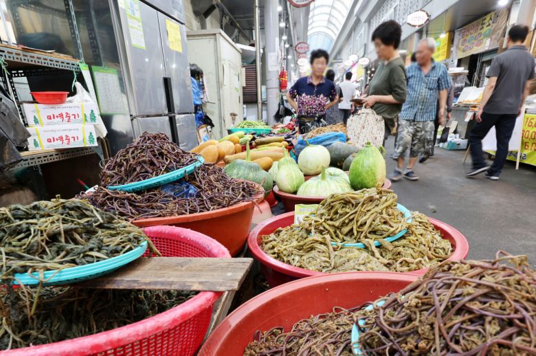 서울 한 전통시장 모습.[연합]