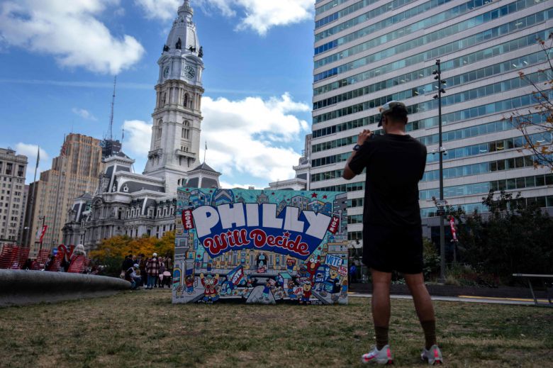 4일(현지시간) 미국 펜실베이니아주 필라델피아의 러브 파크에서 한 시민이 일러스트레이터의 제작한 ‘필리가 정할 것이다’는 조형물을 바라보며 사진 촬영을 하고 있다. [AFP]