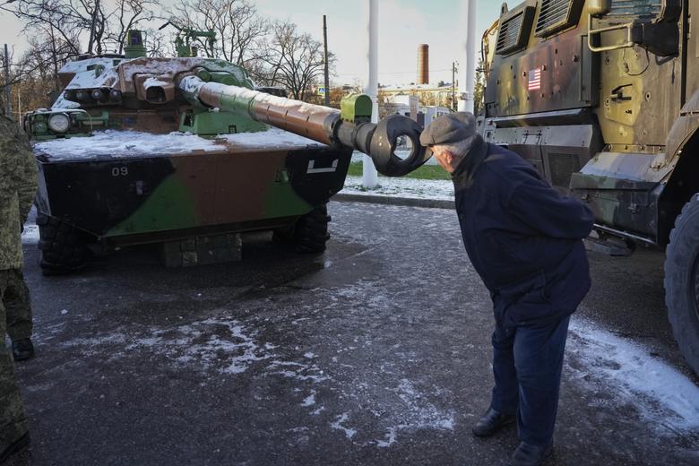 지난 4일(현지시간) 러시아 상트페테르부르크에서 열린 국민통합의 날 행사에서 한 남성이 우크라이나 전투 중 키이우 군으로부터 포착한 군사 장비를 전시하는 전시회에서 우크라이나 AMZ-10 탱크를 살펴보고 있다. [AP]