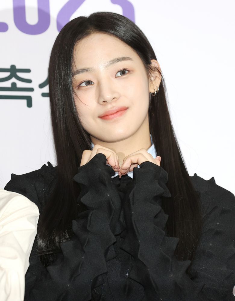 걸그룹 뉴진스의 민지가 서울시청에서 열린 '서울특별시 홍보대사 감사패 수여 및 위촉식'에 앞서 포즈를 취하고 있다. [연합]