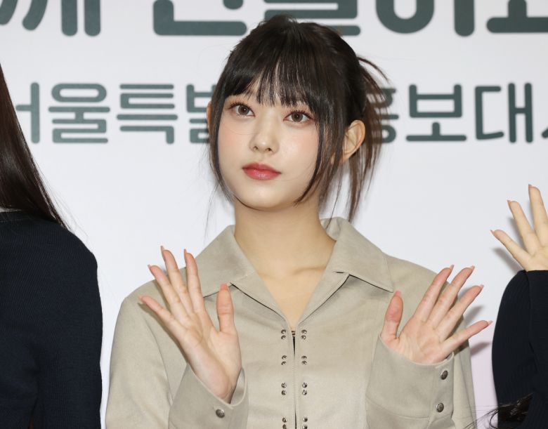 걸그룹 뉴진스의 해린이 서울시청에서 열린 '서울특별시 홍보대사 감사패 수여 및 위촉식'에 앞서 포즈를 취하고 있다. [연합]