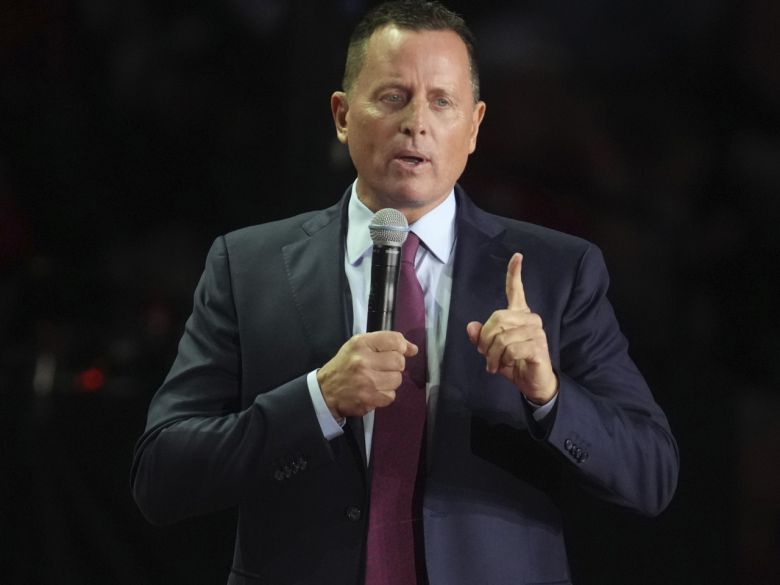 4일(현지시간) 미국 미시간주에서 도널드 트럼프 유세 현장에 나타난 릭 그리넬 국가정보국(DNI) 국장 직무대행. 전 독일 주재 미국 대사를 지낸 그리넬은 트럼프 2기 백악관 국가안보보좌관 유력 후보로 거론되고 있다. [AP]