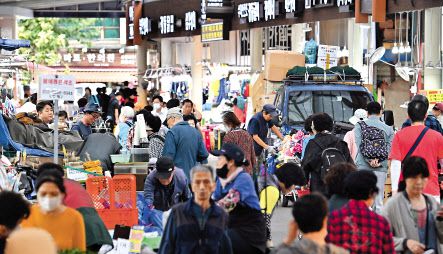 서울 동대문구 경동시장에서 고객들이 물건을 사고 있다.
