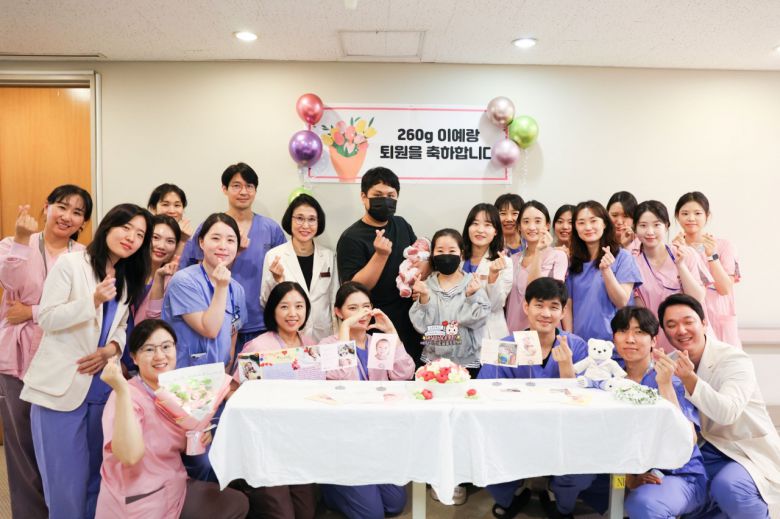국내에서 가장 적은 몸무게로 태어난 예랑이의 퇴원을 축하하는 삼성서울병원 의료진. 삼성서울병원 제공