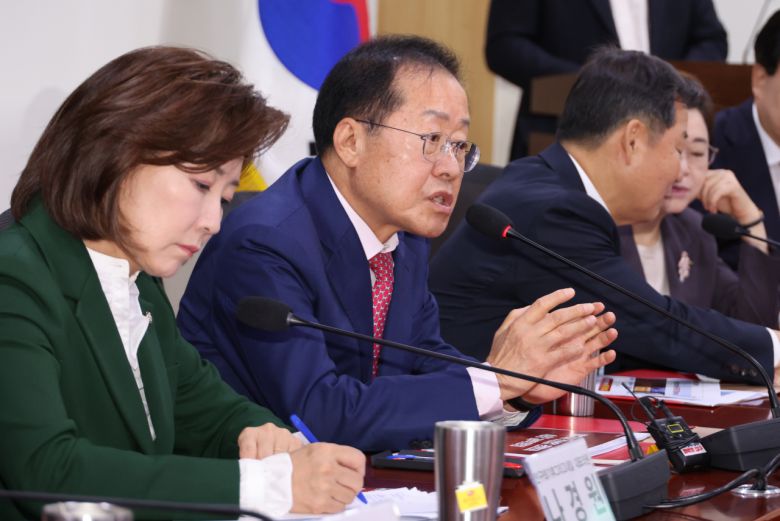 홍준표 대구시장(왼쪽 두 번째)이 12일 오전 서울 여의도 국회 의원회관에서 열린 '인구와 기후 그리고 내일' 정기포럼에서 '대구시 신산업 전환과 ABB 과학 행정'을 주제로 기조연설하고 있다. [연합]